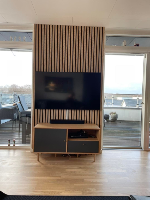 Akustikpaneler bag tv som en del af tømrerarbejde