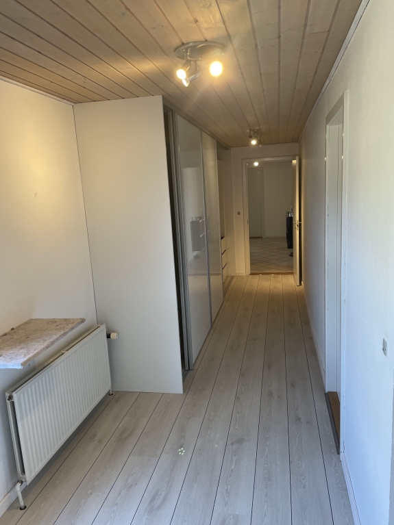 Renovering af lejlighed med lyst gulv og panelloft