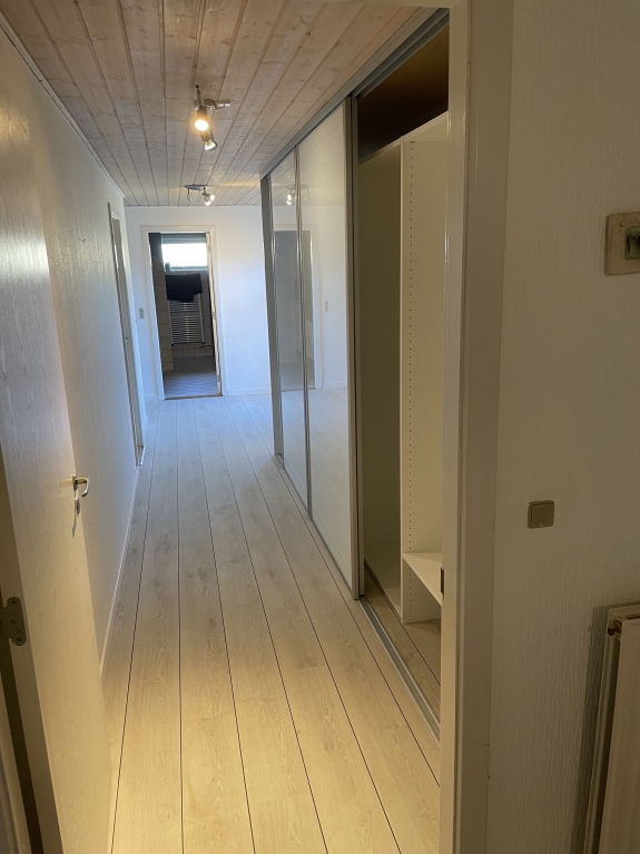Renovering af lejlighed med skydedøre og trægulv