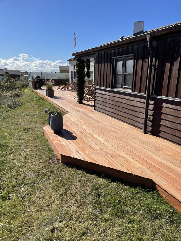 Træterrasse med solrig baggrund