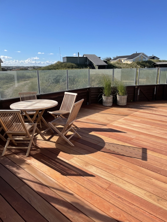 træterrasse med spiseborg og overdækket område